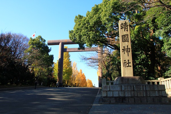 日本東京靖國神社 林佳龍你確定要立一個造型如出一轍的鳥居在台中嗎?讓鳥居繼續躺著，還比較有看點